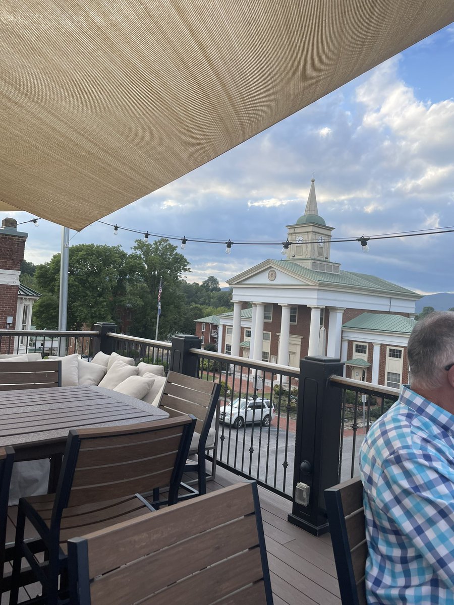 joybrennant's tweet photo. Family dinner at 1772 On Main #FincastleVA https://t.co/0erPWQ5as7