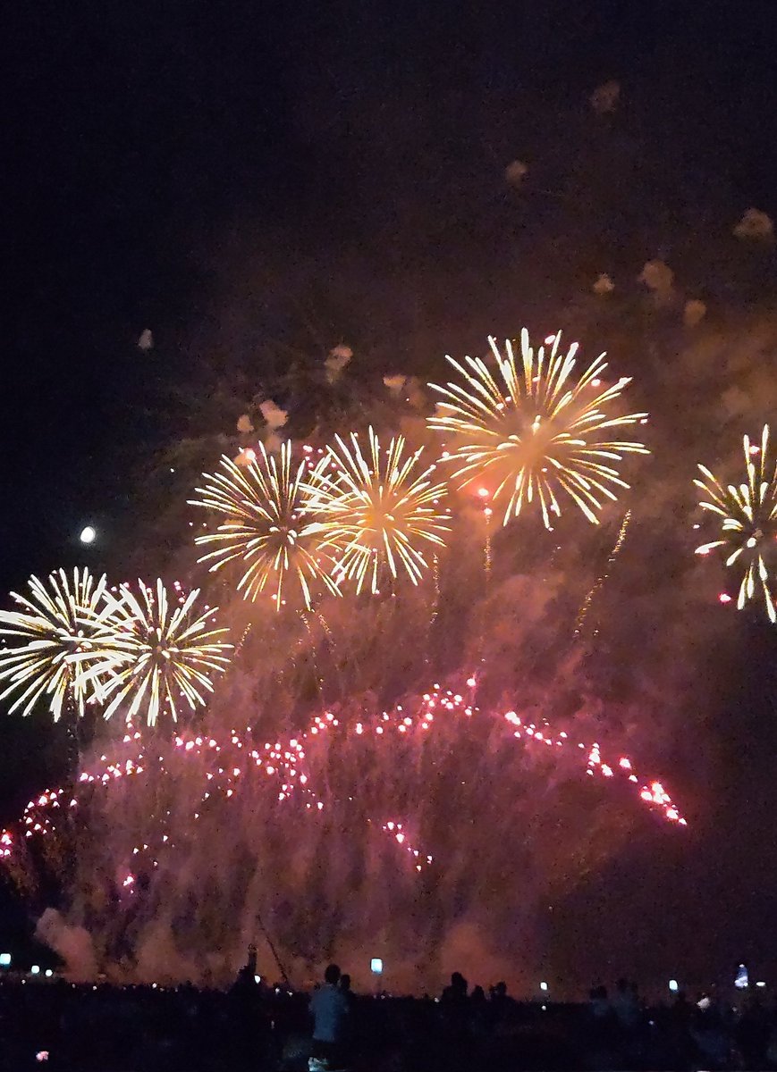 73heiT's tweet photo. 昨日暑さと戦いながら到着した大曲花火大会会場
終始大きく綺麗な花火に感動のあまりずっと口を開いたまま鑑賞しました😯
クライマックスの5分あまり連続で打ち上がる花火では自分の視界全てが花火とういう初めての経験に感動ひとしおでした🎆🎆🎆
#大曲花火大会 https://t.co/iFnloq25KB