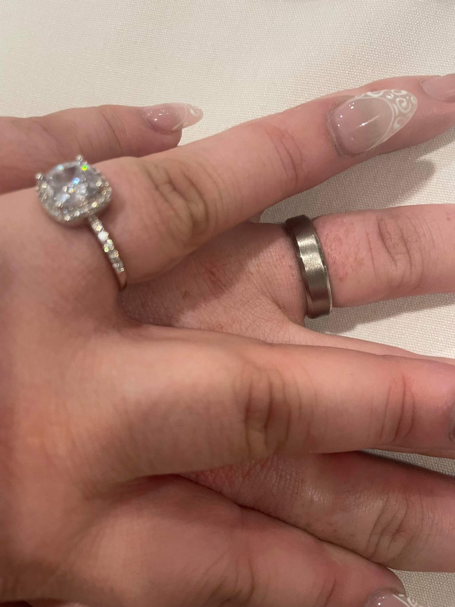 Guys i did the impossible yesterday. This gamer boy got married. Drop the controllers (because MnK player have no chance of getting a girl) and get that gamer girl of your own