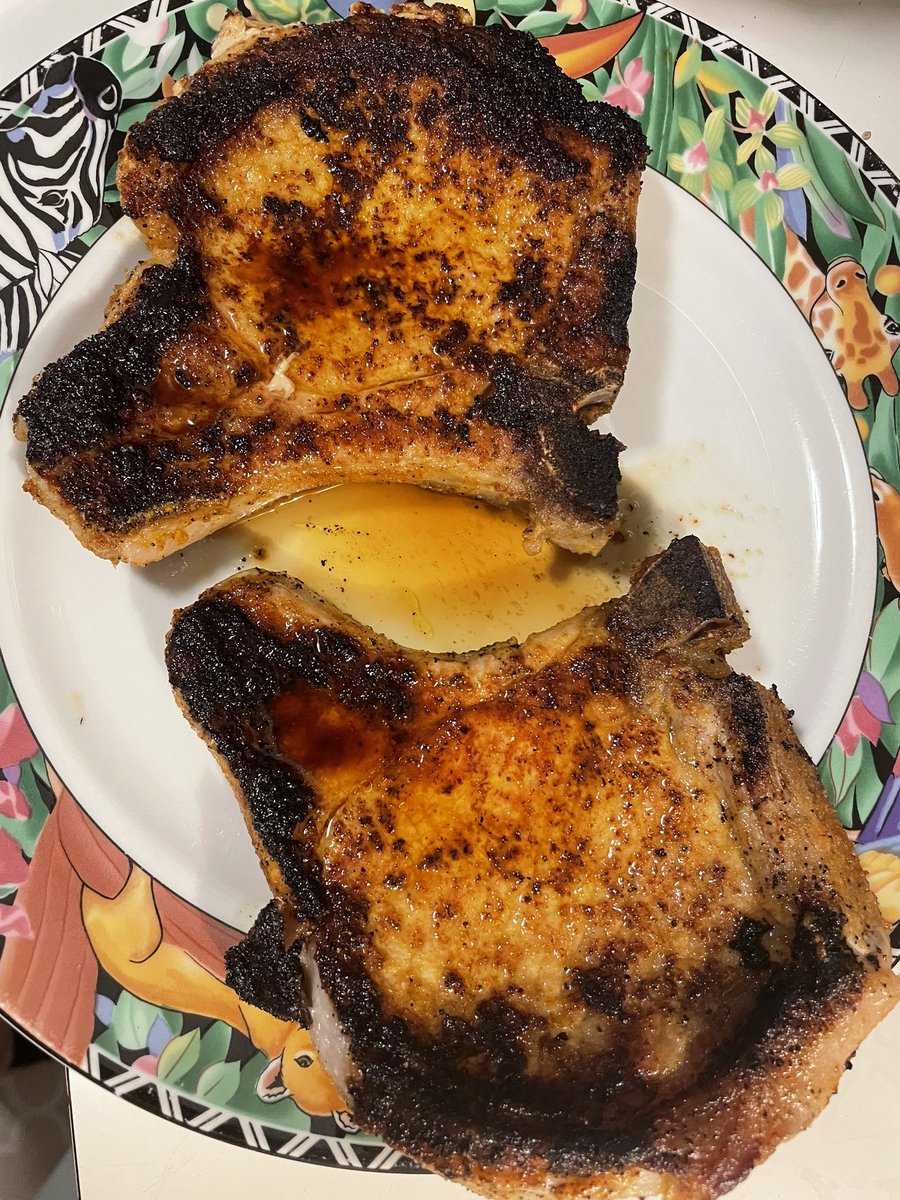 jimhunterb1's tweet image. Crispy fat edges. These are destined for burritos. #PorkChops #cookingFood