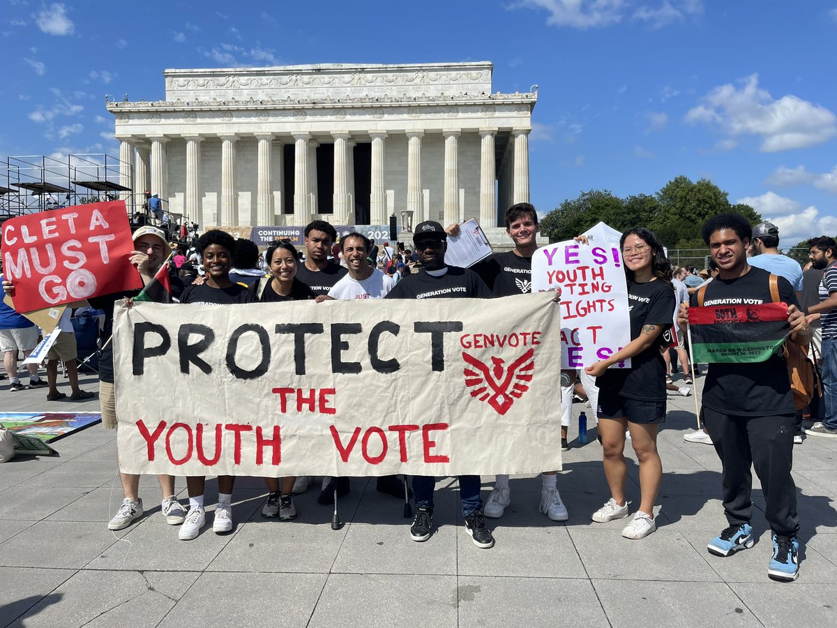 GenVoteUS's tweet image. Team GenVote is continuing the fight for youth voting rights at the #MarchOnWashington ✊🏽  

We spoke to 100s of people, raised awareness about our generation’s democratic crisis &amp;amp; honored the legacy of the young people of the civil rights movement who paved the way for us today.