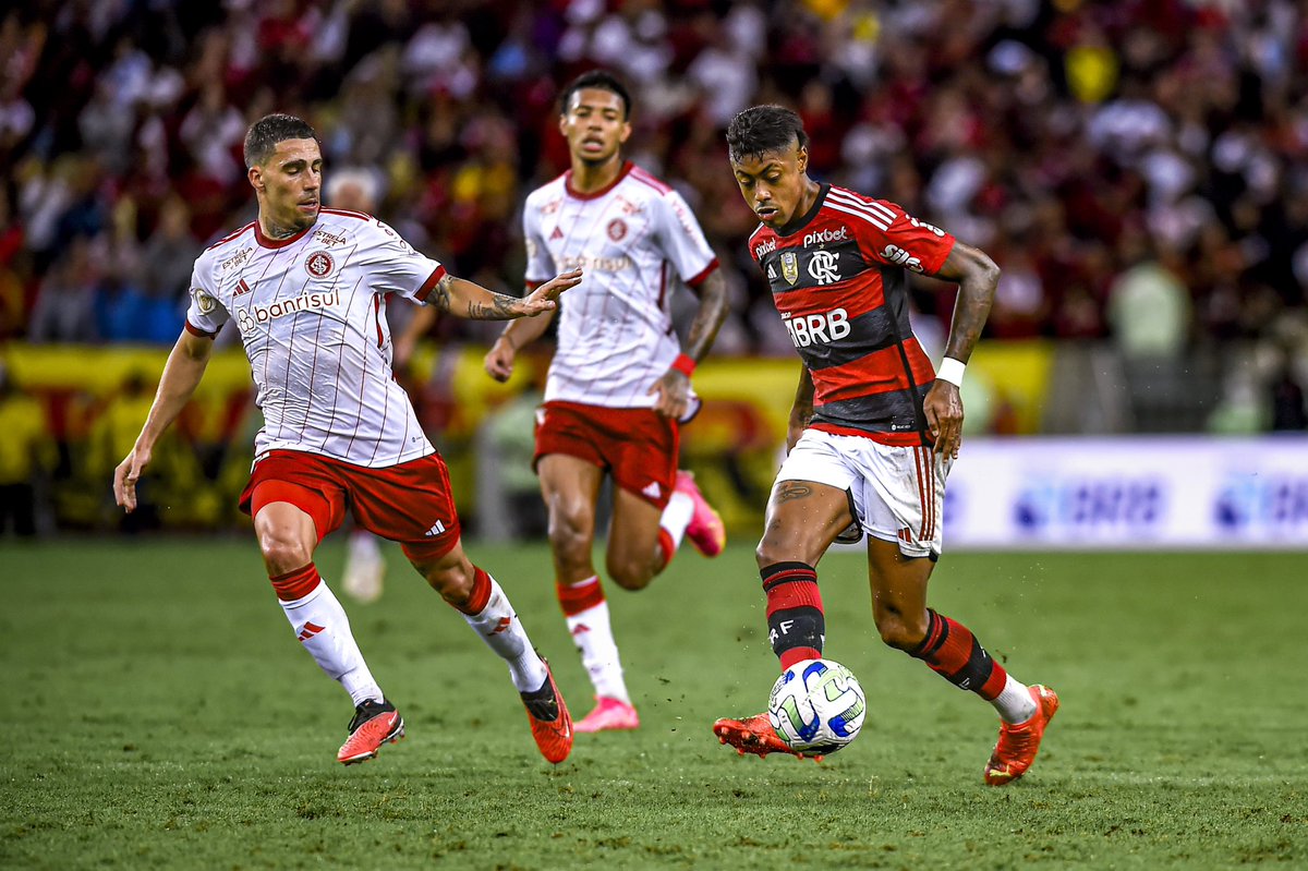 Flamengo's tweet photo. Fim de jogo no Maracanã. O Flamengo fica no 0 a 0 com o Internacional, pelo Brasileirão. 

#CRF 

📸 Marcelo Cortes / CRF https://t.co/ng067xoOUB