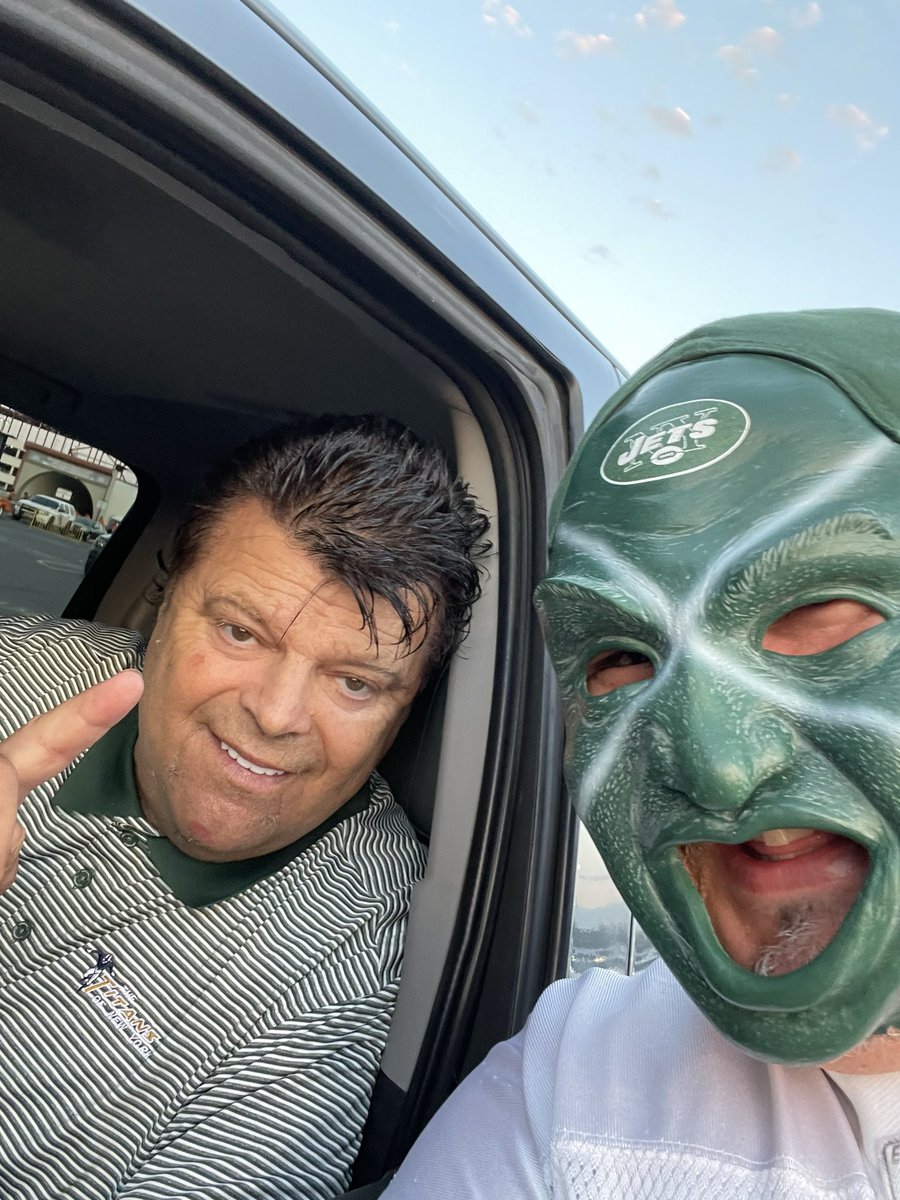 jets_stan's tweet photo. Look who I ran into…. @MarkGastineau99
#NYJets #JetsLegends https://t.co/fneQUfTSuw