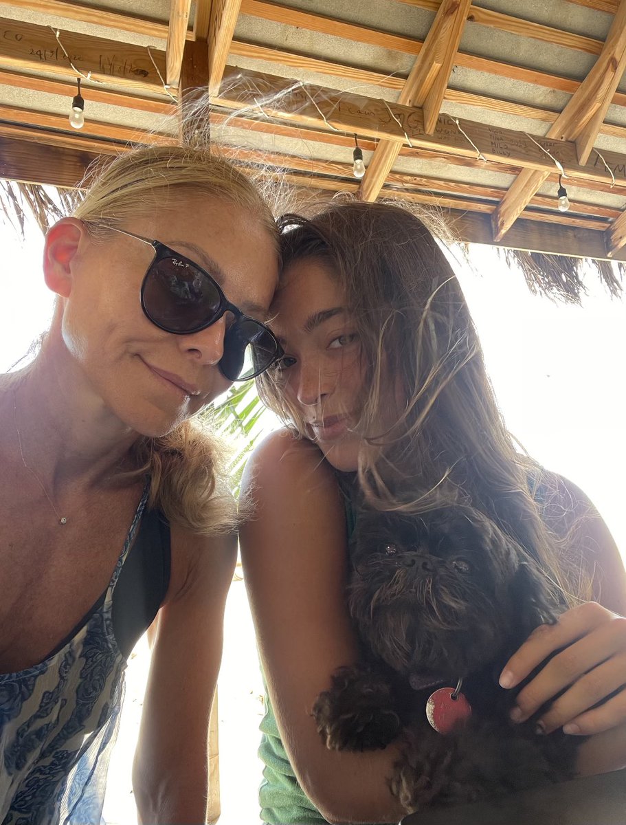 KellyRipa's tweet image. Enjoying #NationalDogDay with Lola and Lena in the dog days of summer.
📸: Chewie
