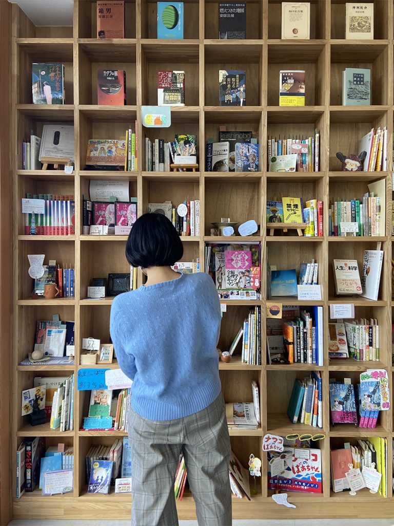 HONBAKOcafe's tweet photo. シェア型書店 makoroplan HONBAKO は、2022年9月、大阪堺市大仙中町にオープンしました。世界遺産に登録された仁徳天皇陵や、81ヘクタールを誇る大仙公園、堺市立中央図書館のすぐ側。春には桜がいっぱいに舞い上がる、素敵なお店が並ぶバス通り沿いです。 https://t.co/CqmEgM4LVF