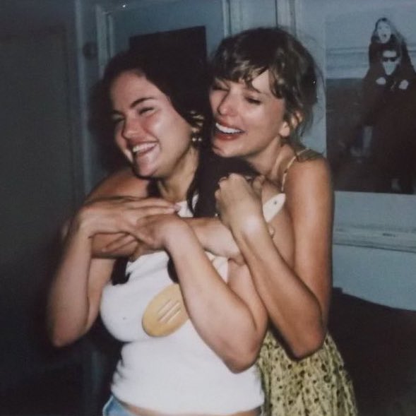tswifterastour's tweet photo. 🚨| Taylor Swift supporting Selena Gomez’s new single “Single Soon”! 🫶✨🥺

“WILL BE DANCING TO THIS FOREVER METHINKS” https://t.co/IVFGAbWkjo