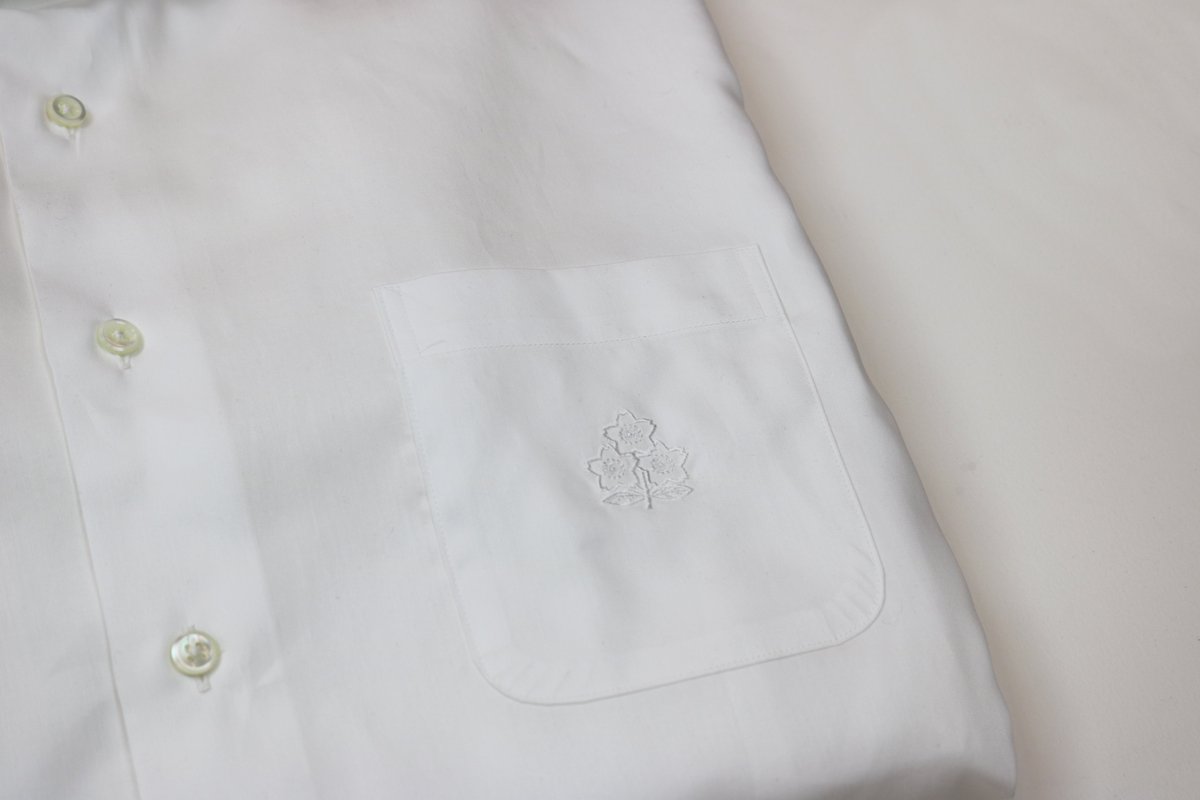 kashiyama1927's tweet photo. 【#ラグビー日本代表】
オリジナルシャツのご紹介
左胸のポケットに桜の刺繍を施したシャツは、イージーケア性に優れた素材の白無地で、衿羽の開きが広く英国的な着こなしにマッチするホリゾンタルカラーの上品なイメージのデザインです。
素材:綿100%　価格:13,200円（税込）
#KASHIYAMA https://t.co/f4T258J187