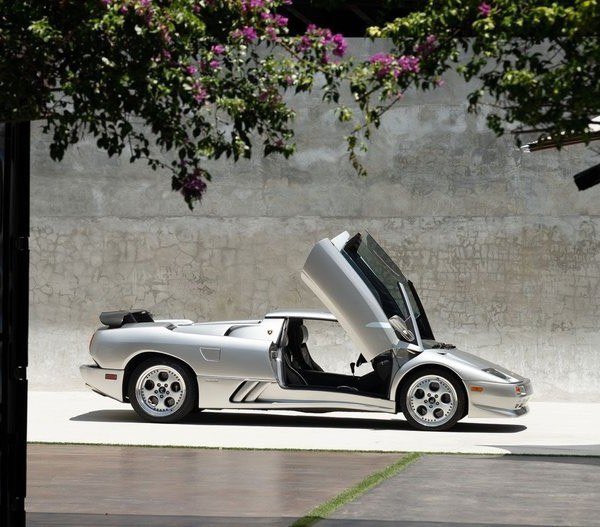 Avril198910's tweet photo. 🔥1999 Lamborghini Diablo VT Roadster Millennium Edition🚀
#lamborghini #diablo #diablovt #lamborghinidiablo #roadster #supercar #hypercar #luxurycars #exoticcars #dupontregistry #sportscars #supercars #hypercars #car #sportscar #performances #tempo #engine #vehicle #bodywork https://t.co/1ongxiUOYD