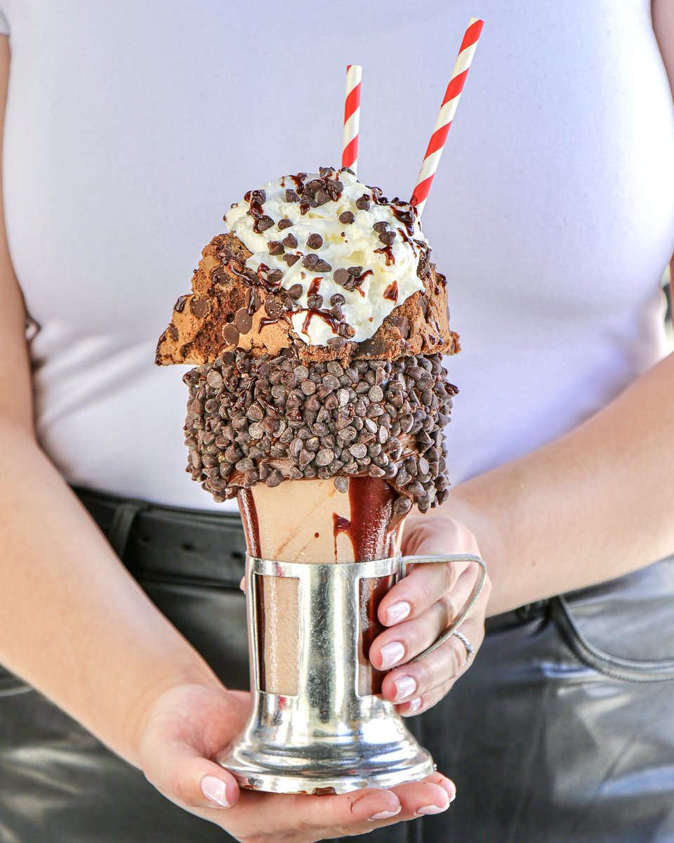 Stop CHOCOLATE time 🙌🏼 #brooklynblackout #crazyshake #dessert #foodie #chocolate #brownies #milkshake #vegas #venetianvegas #blacktapthat #blacktaplv