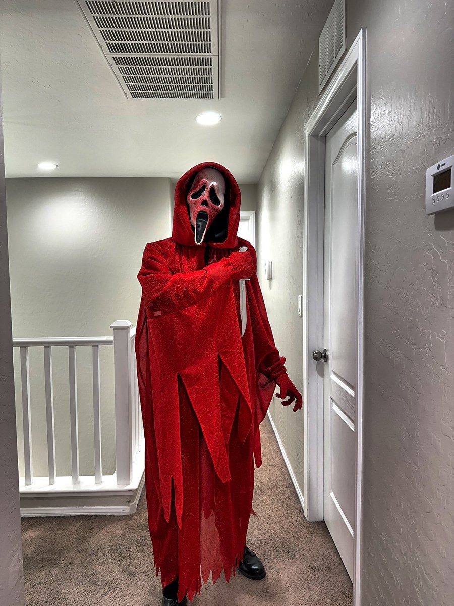 renzohead24's tweet photo. They call me “BLOOD FACE”. 🔪🩸
•
@renzohead24 nelcosplay @Gabbie_XOXOX @ScreamMovies @hello_sidney #horror #horrormovies #slasher #slashermovies #ghostface #scream #screammovie #halloween #october #august #spooky #collab #collaboration #bloodface #pic #picoftheday #photoshoot https://t.co/aZWHxMICdz