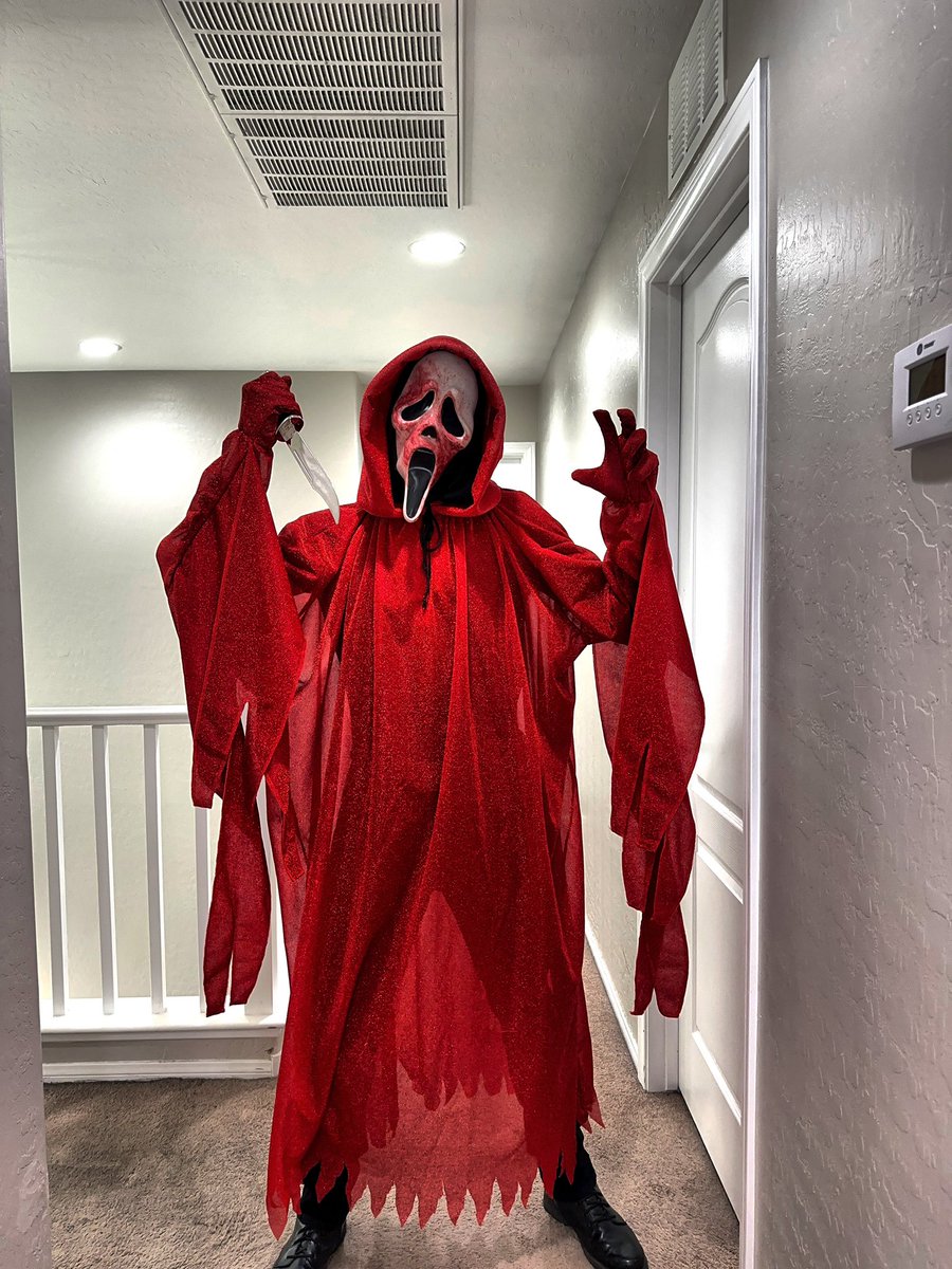 renzohead24's tweet photo. They call me “BLOOD FACE”. 🔪🩸
•
@renzohead24 nelcosplay @Gabbie_XOXOX @ScreamMovies @hello_sidney #horror #horrormovies #slasher #slashermovies #ghostface #scream #screammovie #halloween #october #august #spooky #collab #collaboration #bloodface #pic #picoftheday #photoshoot https://t.co/aZWHxMICdz