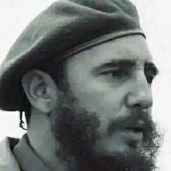 Acerca de #Fidel expresa:
Cuando se oye la palabra Fidel en la boca d un niño, d un adulto, además del valor directo, tiene una serie d resonancias como en la música d armónica q toca las fibras d la sensibilidad, d la conciencia. Fidel es el escultor de la Rev.🇨🇺
Cortázar