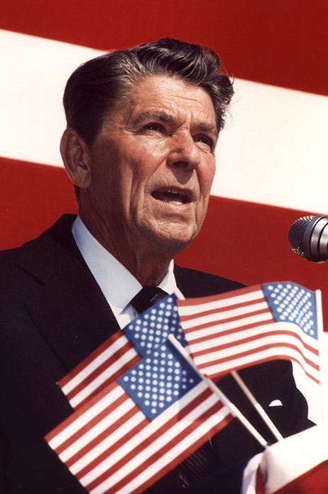 EmmaRincon's tweet photo. 🇺🇸 Ronald Reagan: "Esta idea de que el gobierno es responsable de la creación de riqueza y prosperidad es algo que sólo puede proceder de mentes socialistas. El gobierno sólo puede gastar el dinero que ha recaudado de la gente. Y si deseamos ampliar la libertad y la prosperidad, si deseamos un mayor bienestar material, entonces debemos aferrarnos a los conceptos del libre mercado y la iniciativa privada".