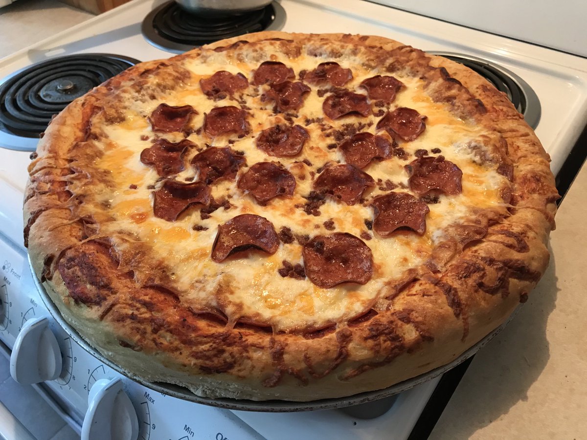 PatBeaton1's tweet photo. Double pep double cheese with bacon bits ta boot ๐๐คค๐ป #saturdaynight #pizza #saturdayvibes #homemade #pepperonipizza #Nanaimo #foodie #bacon #thickcrust #pizzalover #beer #cheers https://t.co/FP70Fy13LY