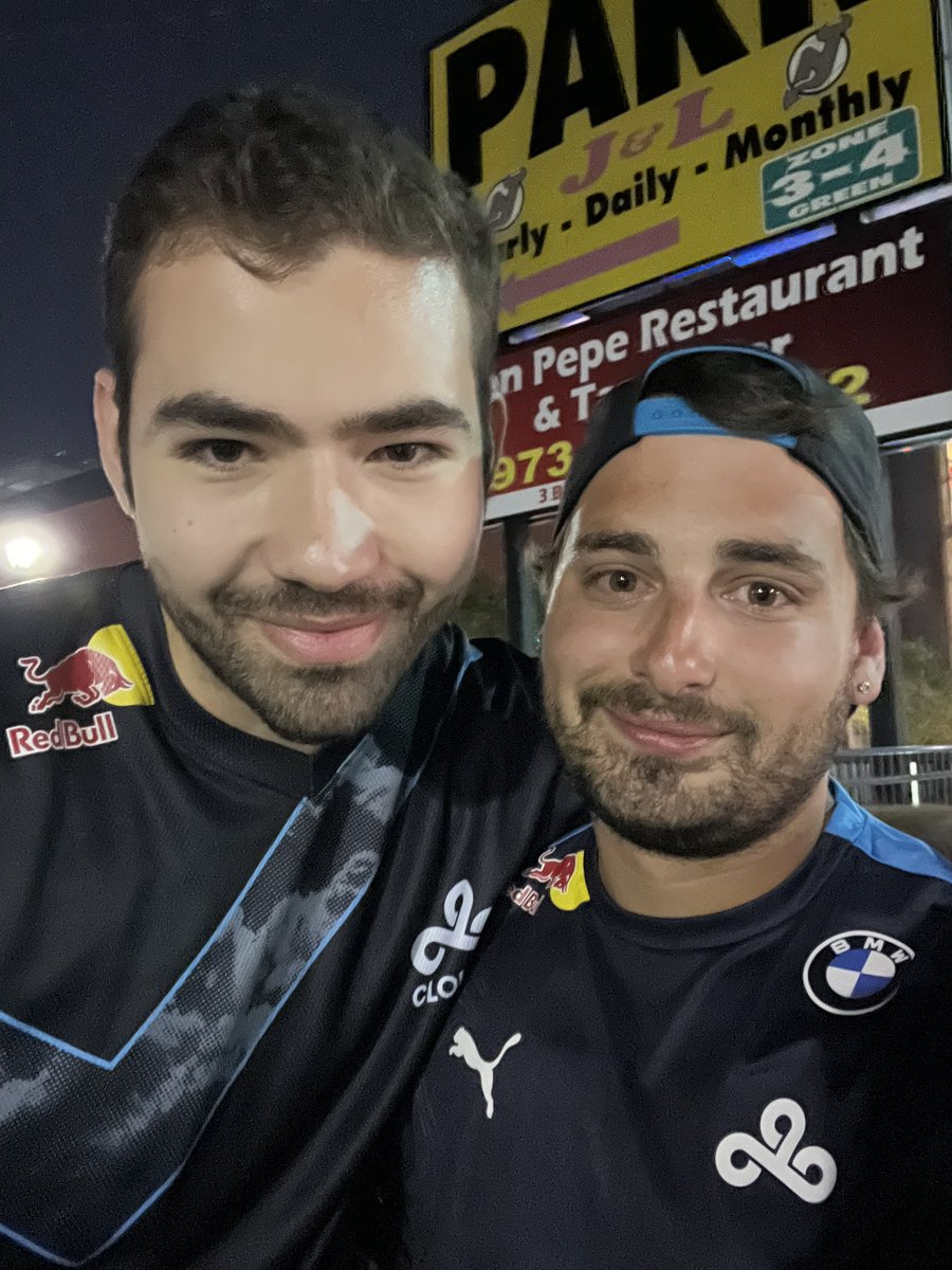 mellodevils's tweet photo. @Fudgecakey  thank u so much for stopping and taking this with me before u left good luck at worlds!! https://t.co/KLRcehR9Y6