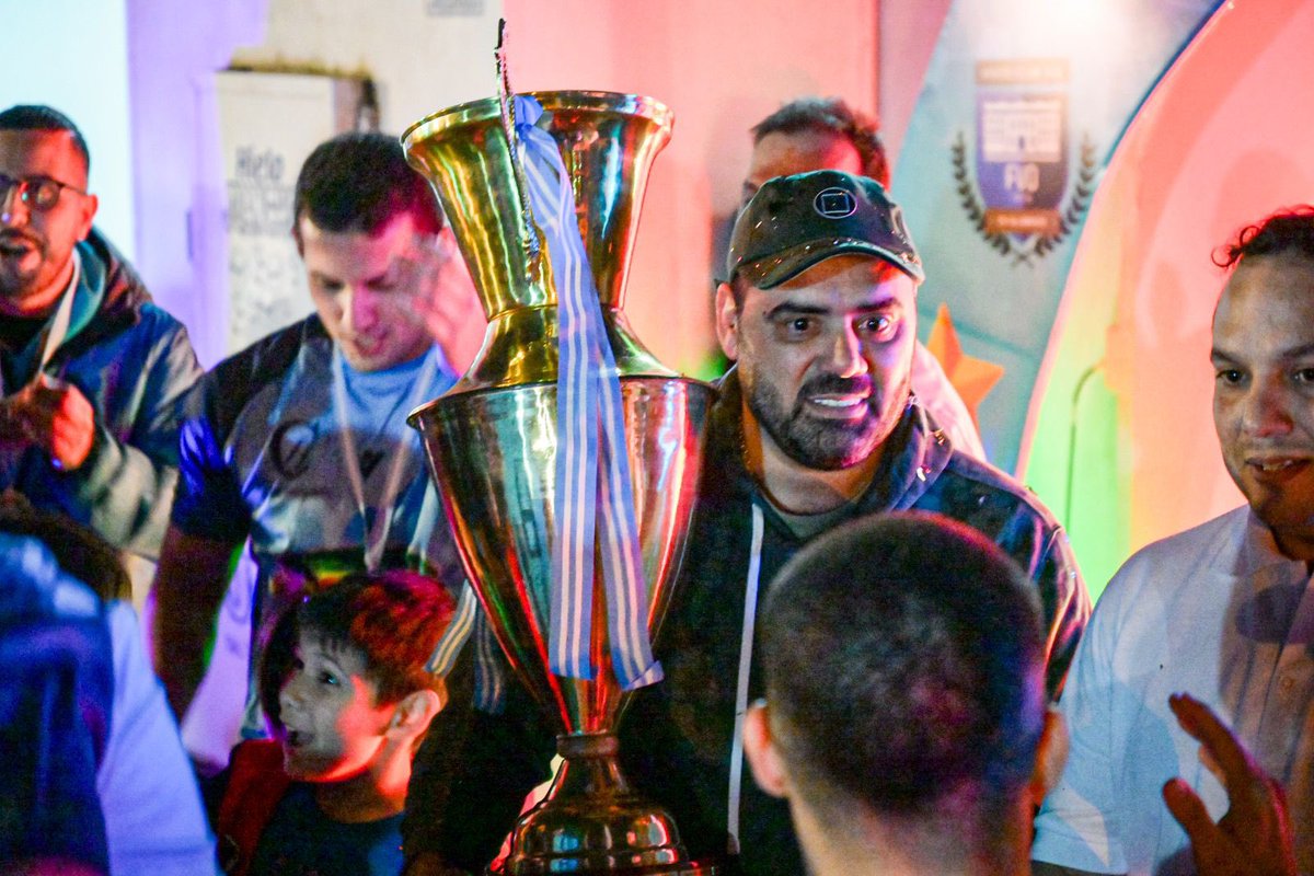 sndpy's tweet image. #Fútbol⚽

El Ministro @tigre7ramirez acompañó las finales del Torneo 2023 del @exacasjoficial y entregó los trofeos a los campeones🏆🥳

En la ocasión recibió además un reconocimiento como ex alumno destacado de la Institución educativa🤩👍🏻

#ElDeporteNosUne🤝🏻