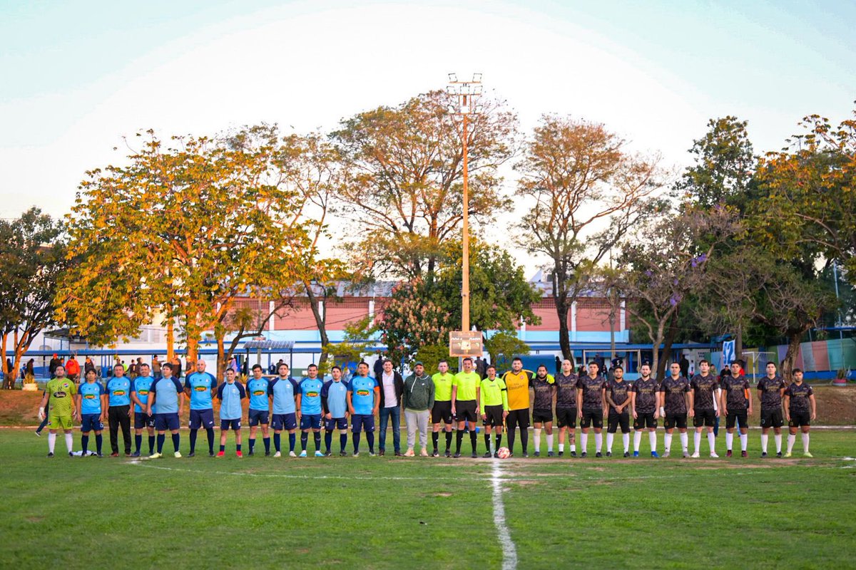 sndpy's tweet image. #Fútbol⚽

El Ministro @tigre7ramirez acompañó las finales del Torneo 2023 del @exacasjoficial y entregó los trofeos a los campeones🏆🥳

En la ocasión recibió además un reconocimiento como ex alumno destacado de la Institución educativa🤩👍🏻

#ElDeporteNosUne🤝🏻