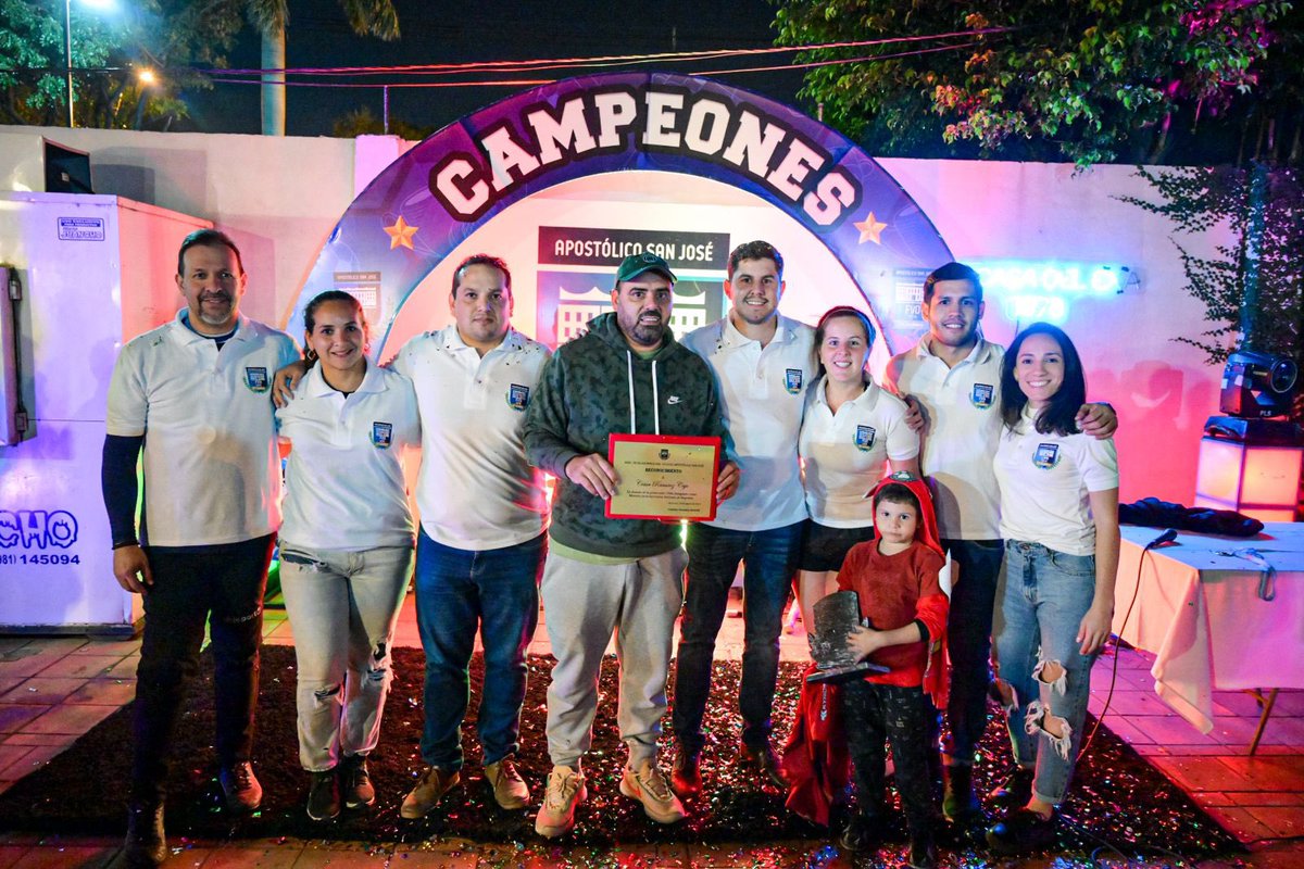 sndpy's tweet image. #Fútbol⚽

El Ministro @tigre7ramirez acompañó las finales del Torneo 2023 del @exacasjoficial y entregó los trofeos a los campeones🏆🥳

En la ocasión recibió además un reconocimiento como ex alumno destacado de la Institución educativa🤩👍🏻

#ElDeporteNosUne🤝🏻