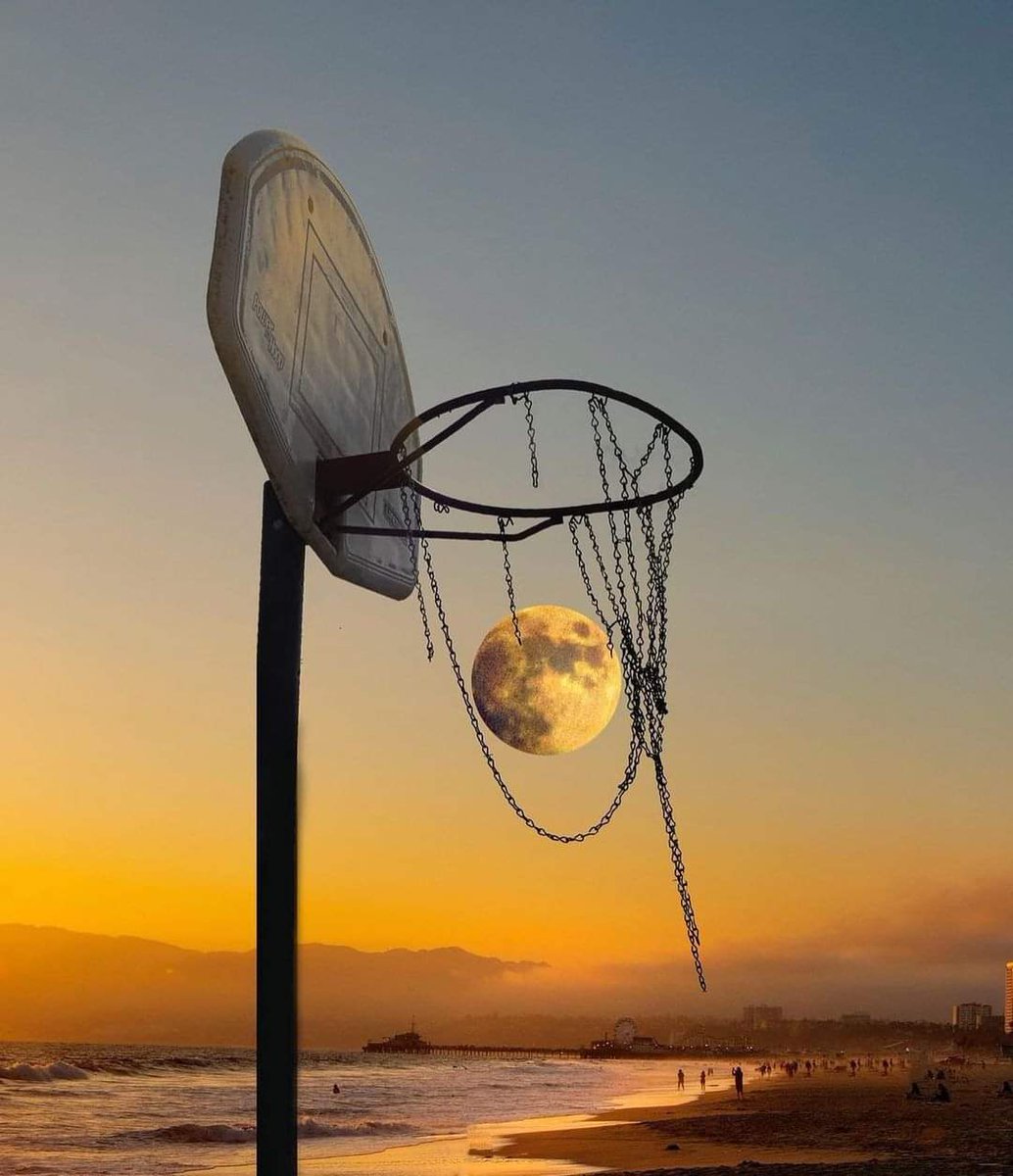 IamIndridCold's tweet image. I did that with my back turned like I'm curry-ing favour with the gods 🙏🤨😎 #allnet #basketball #moon #perfecttiming #photography #moonphoto #night