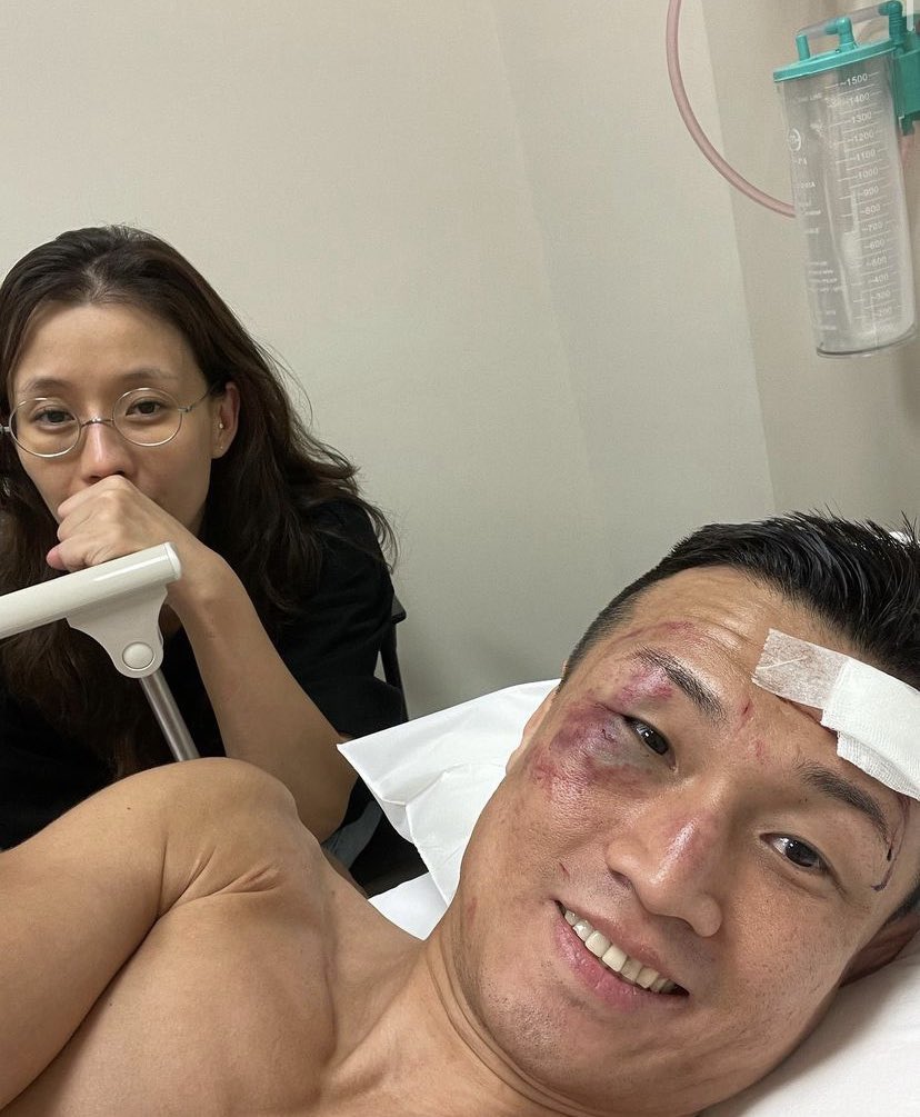 MMA__TIME's tweet photo. 🗣️ The Korean Zombie (Jung Chang-sung) réagit à sa défaite et à sa retraite sur son Instagram : 

“Je n’ai pas tout accompli, mais j’ai assez accompli, et vouloir plus me parait cupide, donc je fais l’effort d’arrêter.
J’ai l’impression de recevoir beaucoup d’amour que je n’ai pas mérité à cause de ce que j’ai fait, donc je suis reconnaissant envers tout le monde.

Maintenant, je ne pense plus que je vivrais une vie dans laquelle je serais jugé et comparé, donc je me sens libre, soulagé et apeuré.

En attendant… merci énormément à tous d’aimer The Korean Zombie. J’ai été très,très heureux de combattre à l’UFC.
Merci à l’UFC, à Sean Selby et à Dana White de m’avoir laissé vivre cette vie.
Et c’était un honneur d’avoir eu Max Holloway en tant que dernier adversaire.

Saluons-nous un de ces jours avec un grand sourire 😃 #Fin” 

[TKZ IG] 

Rentrons il pleut…