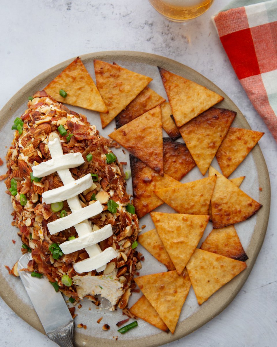Happy first day of College Football!! Start this season on a high note by indulging in this delicious, nutrient-packed dip that's perfect for game day gatherings. Huddle up with friends and family and let the game day feasting begin🎉🥳🏟️