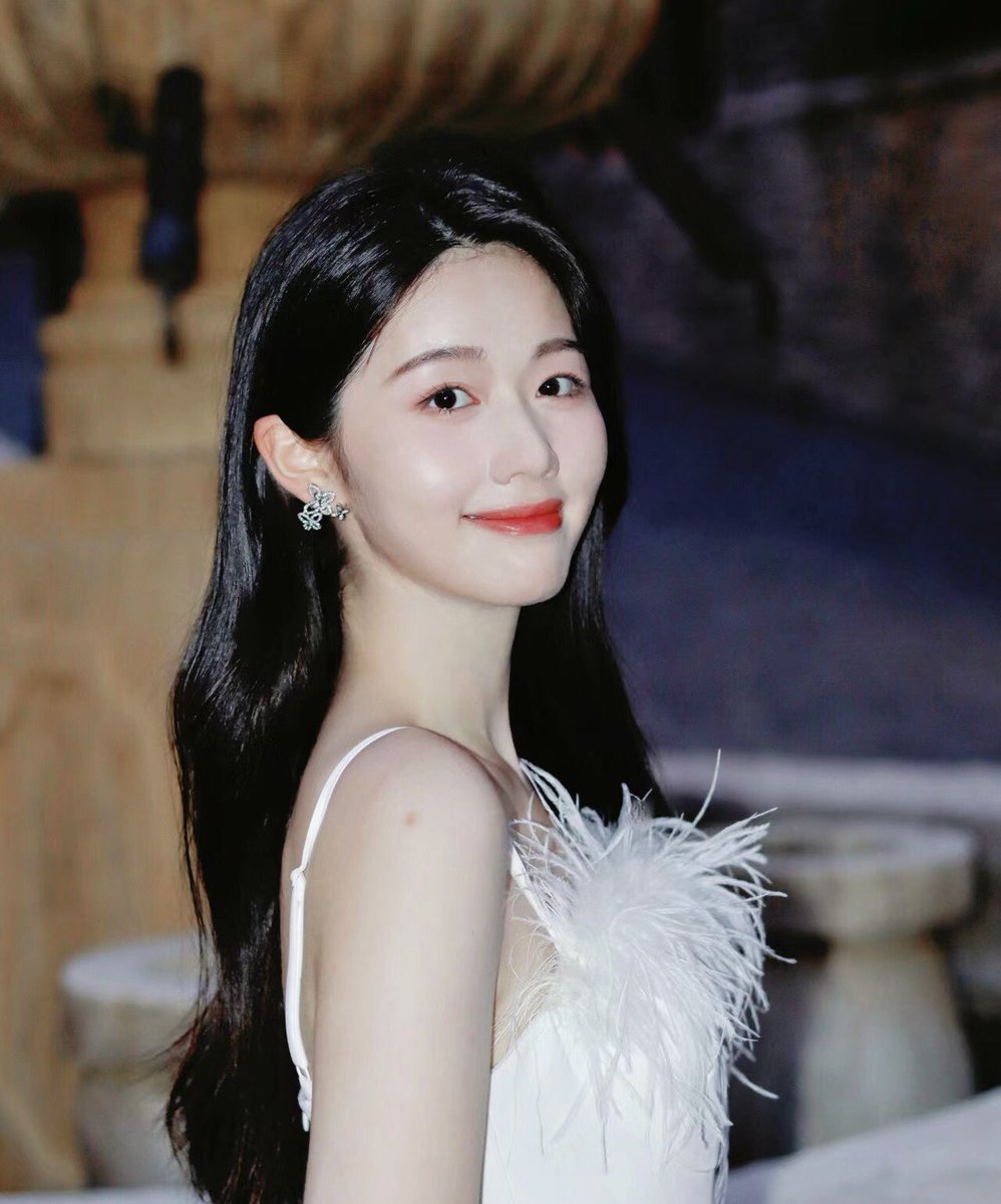 limingyu528's tweet photo. 不要约饭、不要一起看院线烂片、更不要约唱K约露营约任何集体活动，我觉得最好的约会，就是两个人一起散长长的步。不必花钱，还消耗了热量，更重要的是，散步的时候不会无意识频繁刷手机，两个人可以进行持续的、自然的、放松的对话，能愉快地一起走很远路的人，才有可能一起走下去。 https://t.co/4CTUodSBYq