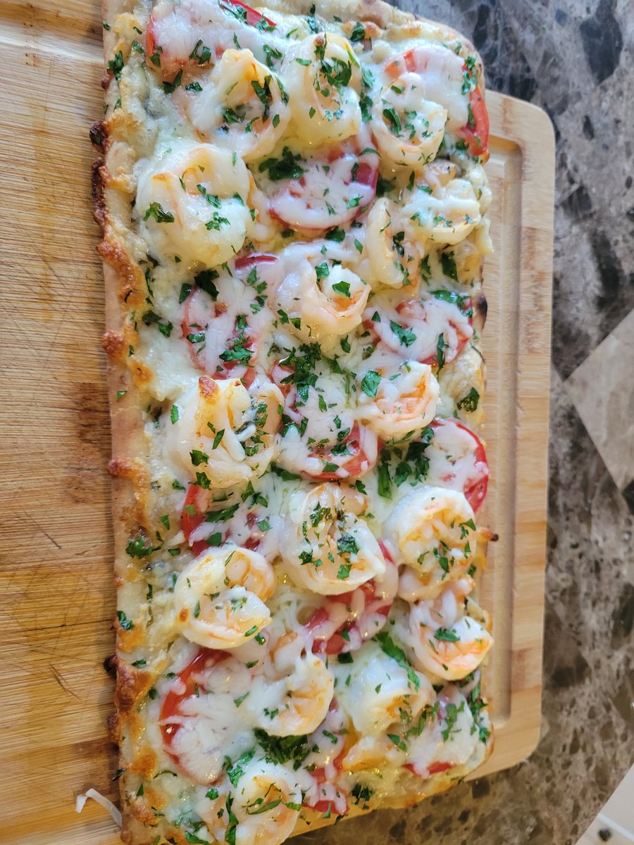 HaikuWednesday's tweet image. Made Shrimp Scampi &amp;amp; 
Chicken Florentine Flatbreads
Now I am sleepy

#FlatbreadFriday
#SaturdayEdition
