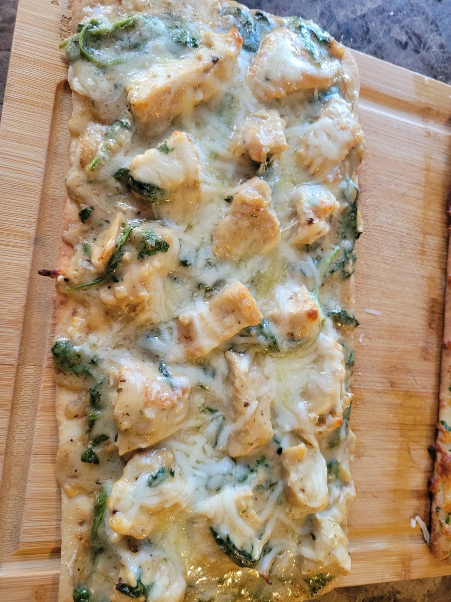 HaikuWednesday's tweet image. Made Shrimp Scampi &amp;amp; 
Chicken Florentine Flatbreads
Now I am sleepy

#FlatbreadFriday
#SaturdayEdition