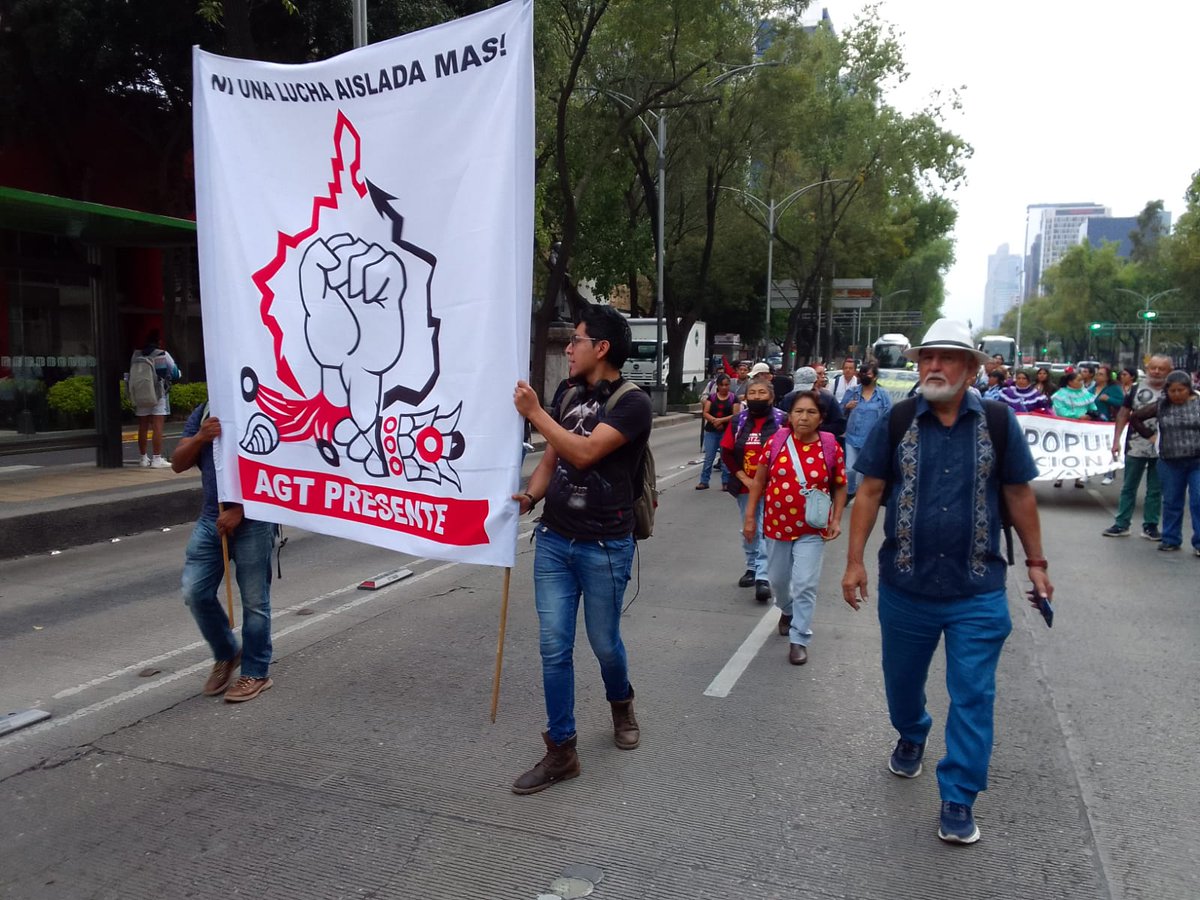 NoPrivatAgua's tweet photo. La @agt_cdmx en la exigencia de presentación con vida de los 43 normalistas de Ayotzinapa porque @lopezobrador_ no cumple https://t.co/lKO5qnSifb