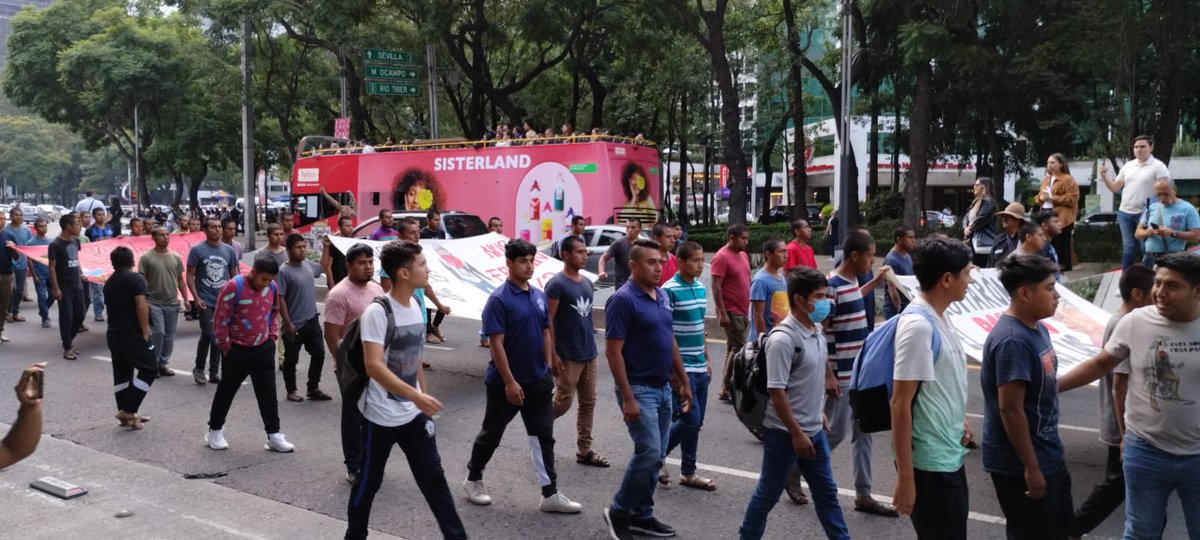 NoPrivatAgua's tweet photo. La @agt_cdmx en la exigencia de presentación con vida de los 43 normalistas de Ayotzinapa porque @lopezobrador_ no cumple https://t.co/lKO5qnSifb