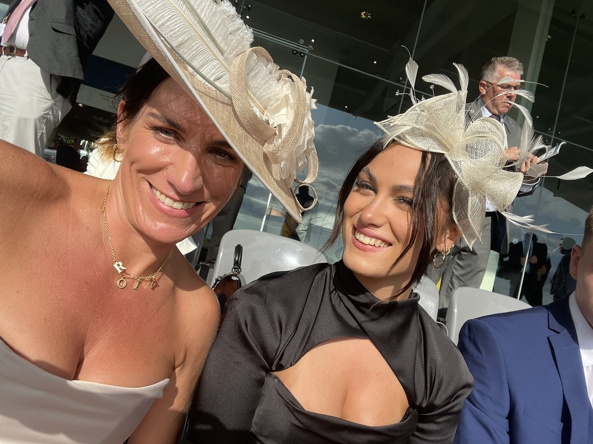 Helen Robinson tweet media