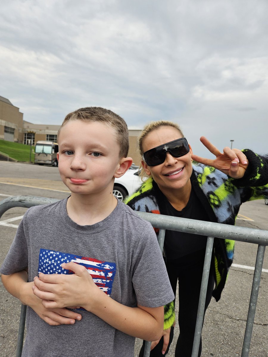 Wbillings901's tweet photo. @NatbyNature thank you for taking time and being patient! My dude doesn't even know how cool this is!!
#AutismAwareness
#WWEsupershow
#CapeGirardeau
#ShowMeCenter https://t.co/Bp3q5RR7VL