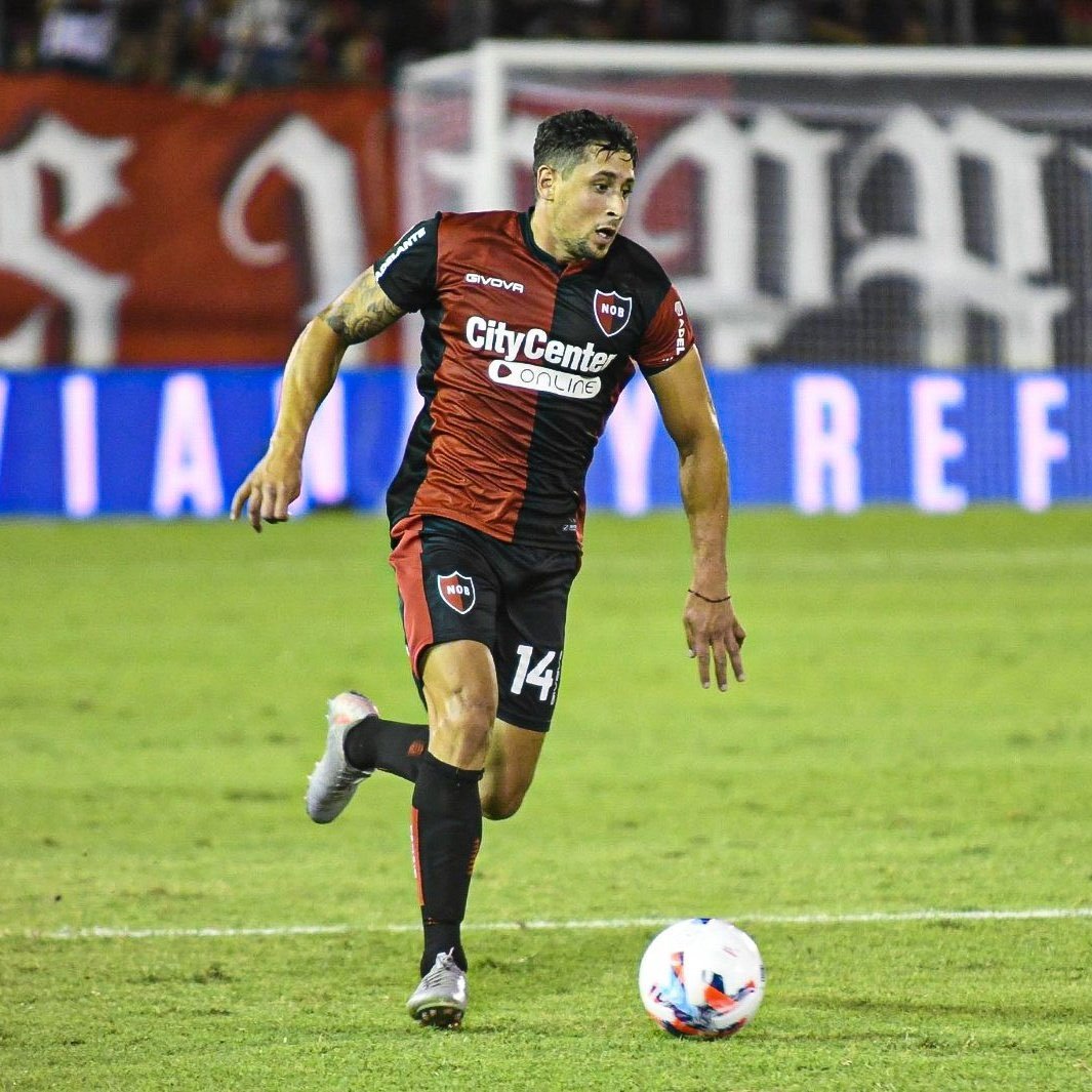 UyPorElMundo's tweet photo. 🇦🇷 Gran partido de Armando Méndez (27, ex Nacional) en la victoria 1 a 0 de Newell's ante Lanus.

Fue la figura del partido y el que ganó más duelos (10), el que realizó más entradas (3) y más regates (4) https://t.co/cxLroPiYpE