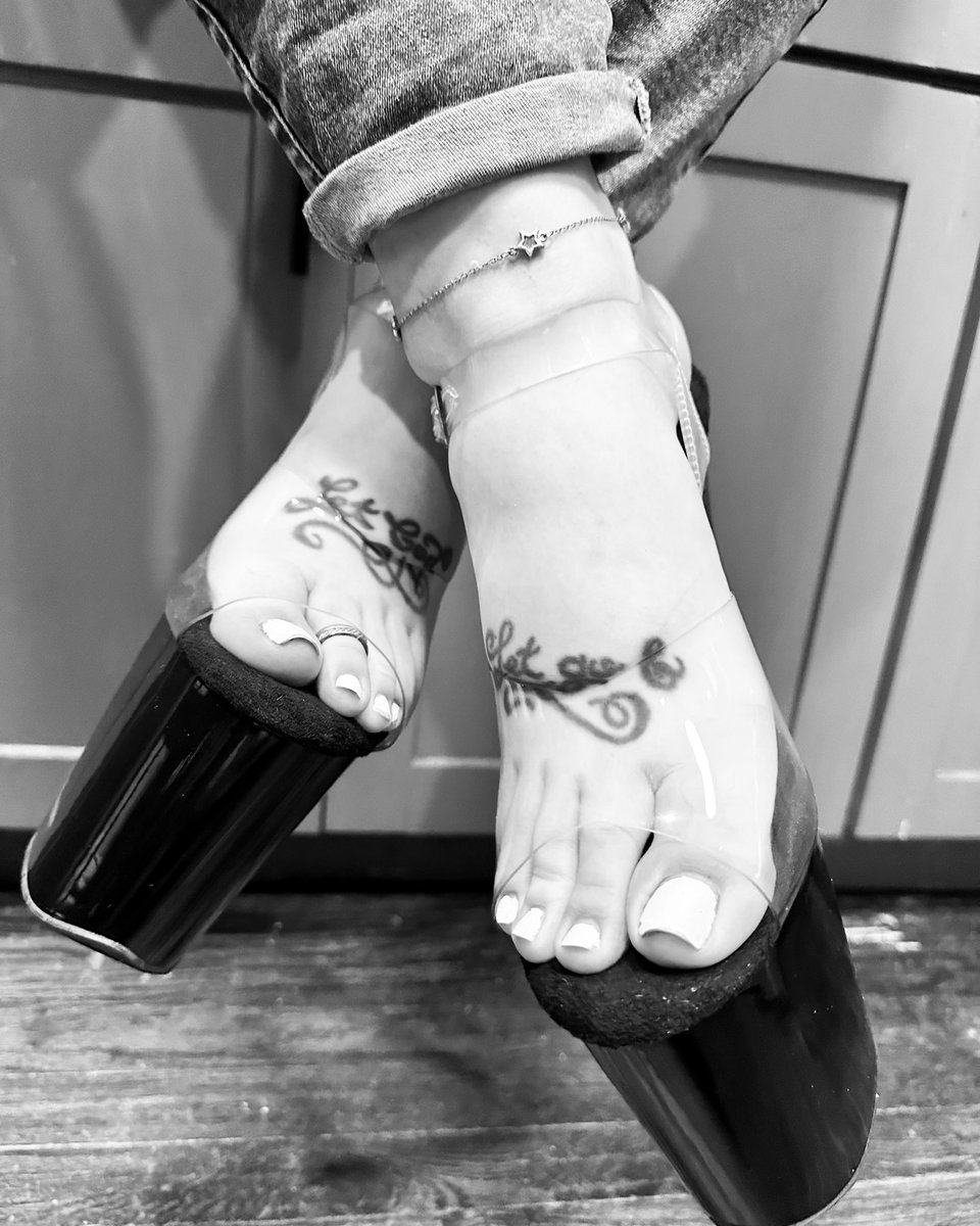 notoemorrow's tweet photo. What are your plans this weekend? #FeetHeat #Feets #feetmodel #FeetWorship #BareFeet #FeetLovers #BuyFeetPics #SelfFeet #SoftFeet #GirlsFeet #FeetFetishWorld #FeetsCute https://t.co/4H3KxJSmfy