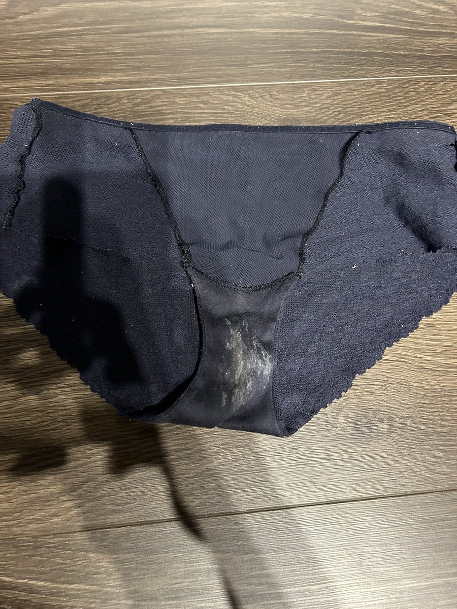 仕事し終わった後のパンツ！
今日もいいシミがついてる😁

仕事中に何考えてたんでしょうね？ https://t.co/aNRpsrbU0P