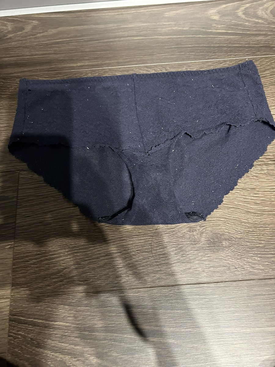 仕事し終わった後のパンツ！
今日もいいシミがついてる😁

仕事中に何考えてたんでしょうね？ https://t.co/aNRpsrbU0P