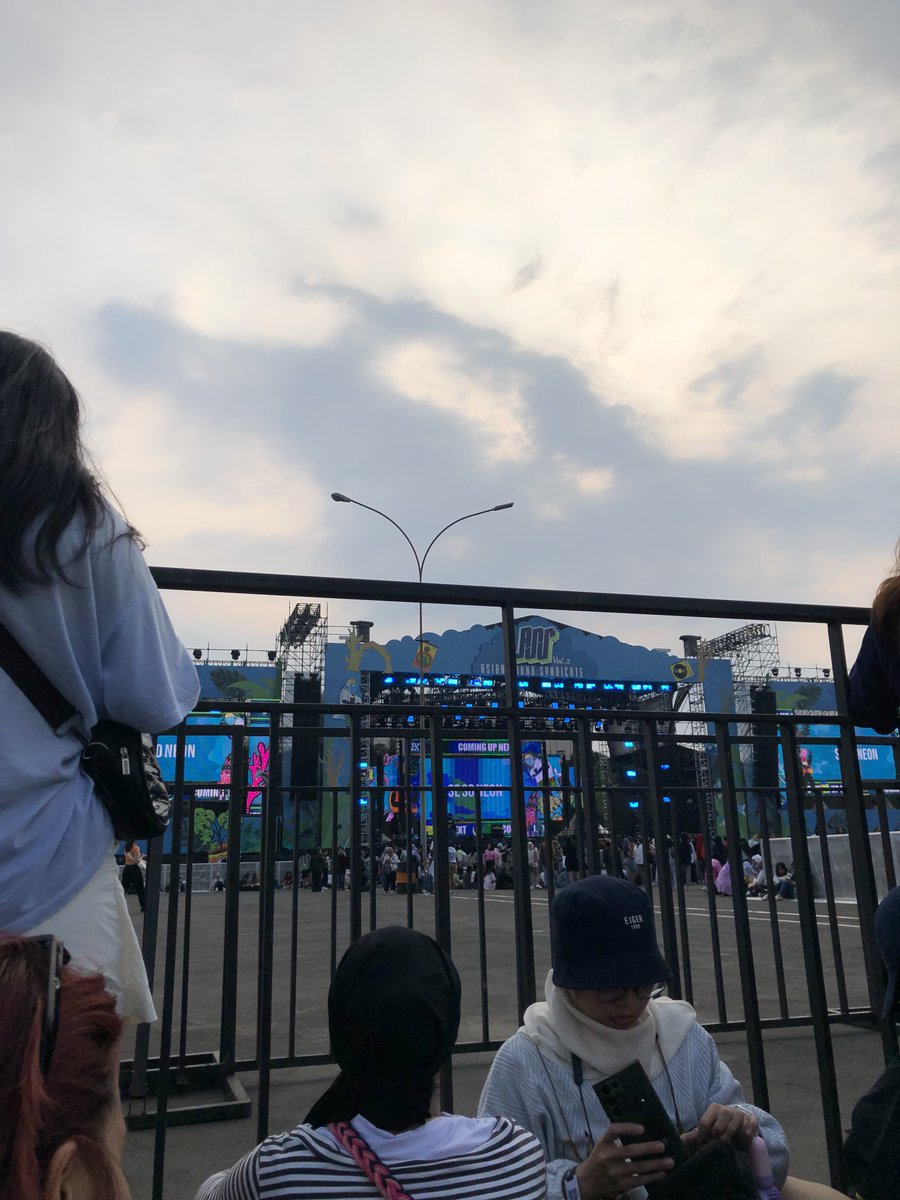 @shrimp113 @SunFlow1022131 It’s quite far from the stage. This from barricade GA 🥲🥲