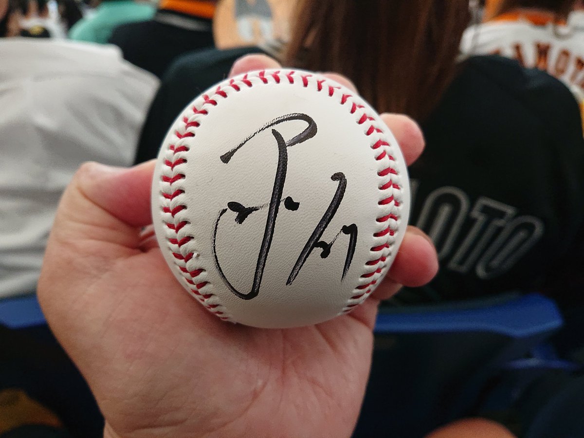 皆、盛大に俺を祝ってくれ👍 巨人の選手が一回表の守備に付く時に