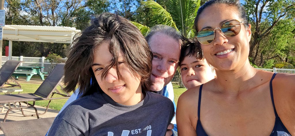 mauimeiling's tweet photo. #Poolside with the Connolly's

@brianonmaui #mauinokaoi https://t.co/qzRpFXgc63