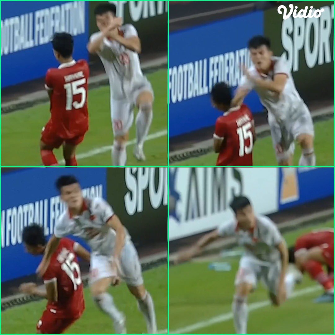 FaktaSepakbola's tweet photo. Momen Haykal Alhafiz terkena sikutan dari pemain Vietnam.🇮🇩

Parah banget yang pas ini, kasar banget itu tangan pemain Vietnam. Bahaya sikut kena bagian kepala belakang gitu.. https://t.co/gzP2QypOeY