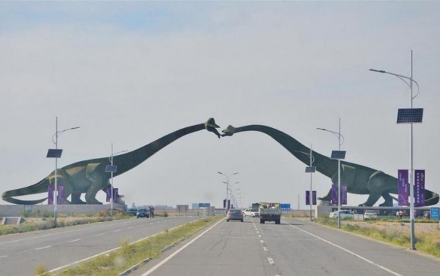 bbu35331's tweet photo. This is what the border between China and Mongolia looks like. Nothing out of the ordinary. Just dinosaurs kissing. https://t.co/b8Uw32PVm2