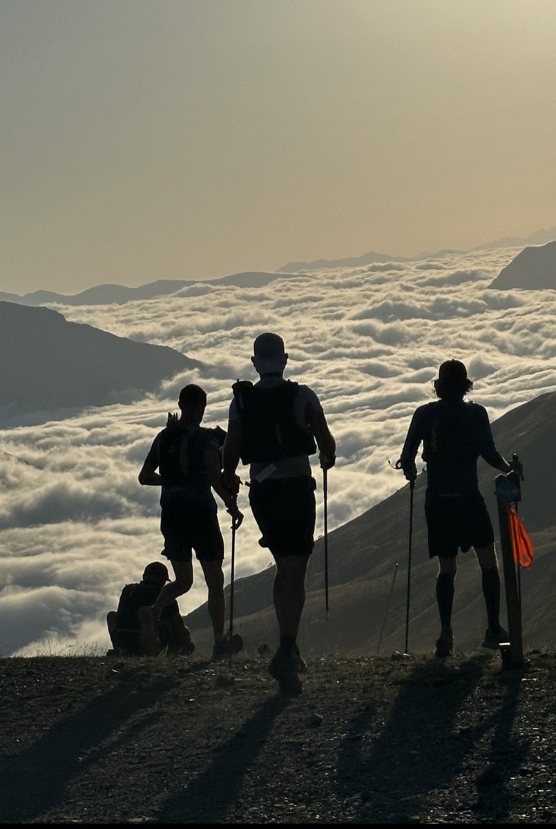CARRERAS DE MONTAÑA: Deporte de locos donde llueve, truene o caiga un sol feroz, seguimos adelante hasta cruzar meta, contra viento y tormenta.  🤜🏻🤛
Muy impresionado auer con pelotón y Org  <a href="/GRP_trail/">Grand Raid Pyrénées</a> 👌

GRP23 👉  carrerasdemontana.com/tag/grp-2023/
#carrerasdemontaña  
📷 <a href="/AvernoTrail/">@avernotrail</a>