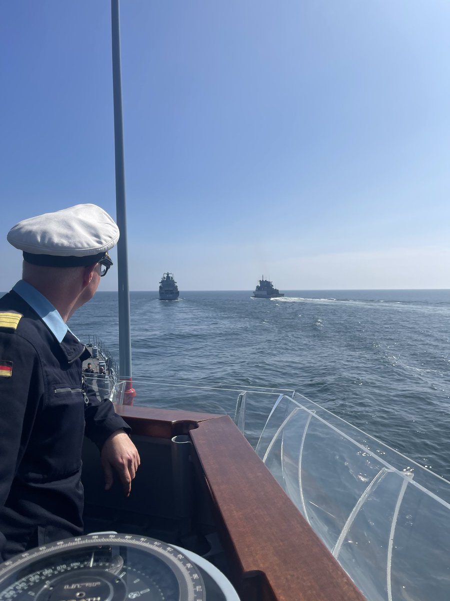 Ob #Paletten oder #Kraftstoff, #Seeversorgung (RAS) will geübt werden. #Fregatte BRANDENBURG &amp; #Einsatzgruppenversorger BONN der #EinsFltl2 haben diese Woche Tag- und Nacht-#RAS geübt. Im Fokus: Ausbildung von Lehrgangsteilnehmern der #Marinetechnikschule &amp; der Bordbesatzung(en)