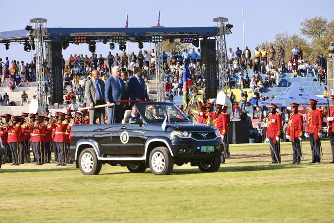 El presidente Miguel Díaz Canel, invitado de honor en #Namibia para la conmemoración por el #HeroesDay2023, evento que honra a los héroes y heroínas que murieron durante la lucha por la independencia de Namibia.Honor a Cuba🇻🇪🇨🇺
#CubaPorLaVida 
#CubaCoopera
#DiazCanelEnÁfrica