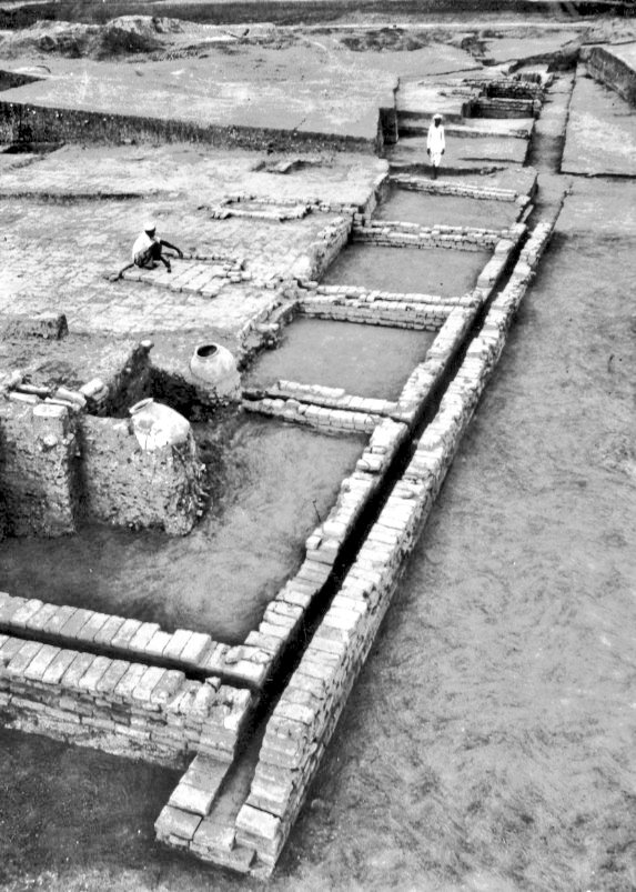 IndiaHistorypic's tweet photo. 4500 Years Old  Drainage System In Indus Valley Site of Lothal , Gujarat https://t.co/xiIazGYrY4