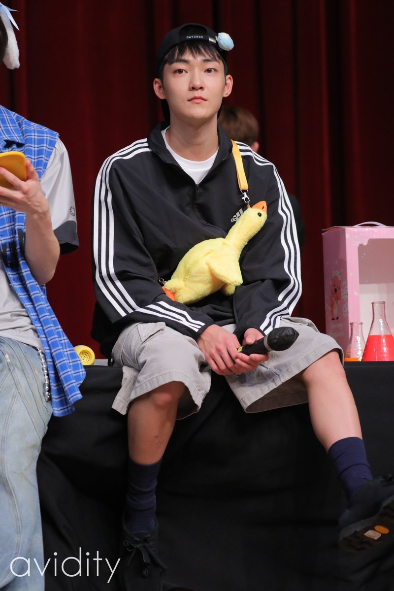 avidity_0223's tweet image. 230826 미니레코드
이번엔 오리칭구랑 있네~ 
#더보이즈 #케빈 #KEVIN