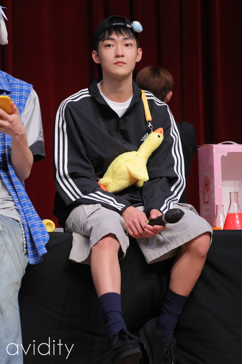 avidity_0223's tweet image. 230826 미니레코드
이번엔 오리칭구랑 있네~ 
#더보이즈 #케빈 #KEVIN