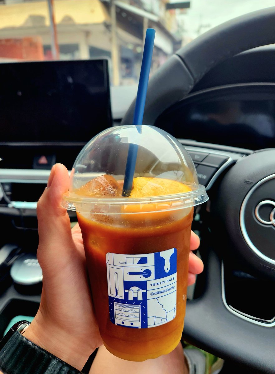 NoOneElse2022's tweet photo. 😄    ปล่อยจอย..ปล่อยใจ..    😄
   มาดูดๆๆๆๆๆ......กาแฟกันค้าบ
              🥤🥤🥤
 C h i l l i n g  S u n d a y.
😁วิ่งมาเหนื่อยๆก้อพักบ้างนะค้าบ
             #ยิ้มเข้าไว้
          #TrinityCafe https://t.co/3vVKa6UQug