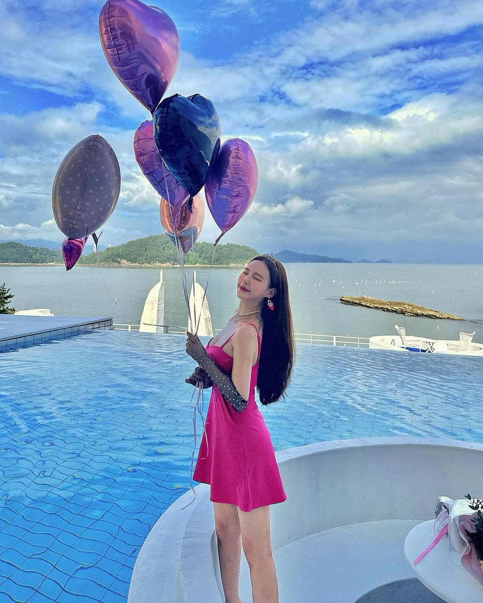 Michell80240558's tweet image. 나를 너무 잘 아는 내 칭구들이 다 준비해준
바비 + 공주병말기 컨셉 생일팟히 💖

너무 더워서 사진 그만 찍고 싶은데
열정 파워 친구들이 안된다며 더 찍어야 한다며

얘두라 핑크 공쥬 만들어 줘서 너무 고마워
땀 흘리면서 사진 찍어줘서 고마워 🥹
나 진짜 너네들 덕분에 너무너무 행복했다~💕💕