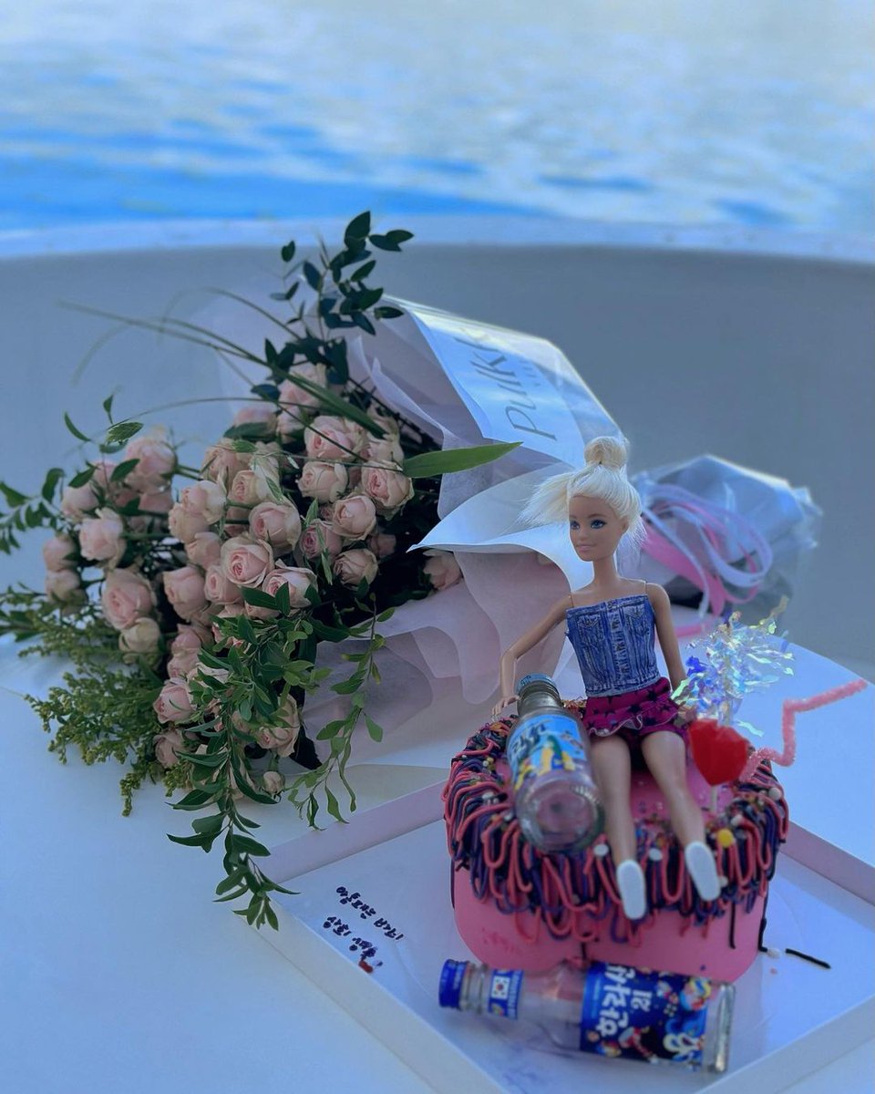 Michell80240558's tweet image. 나를 너무 잘 아는 내 칭구들이 다 준비해준
바비 + 공주병말기 컨셉 생일팟히 💖

너무 더워서 사진 그만 찍고 싶은데
열정 파워 친구들이 안된다며 더 찍어야 한다며

얘두라 핑크 공쥬 만들어 줘서 너무 고마워
땀 흘리면서 사진 찍어줘서 고마워 🥹
나 진짜 너네들 덕분에 너무너무 행복했다~💕💕